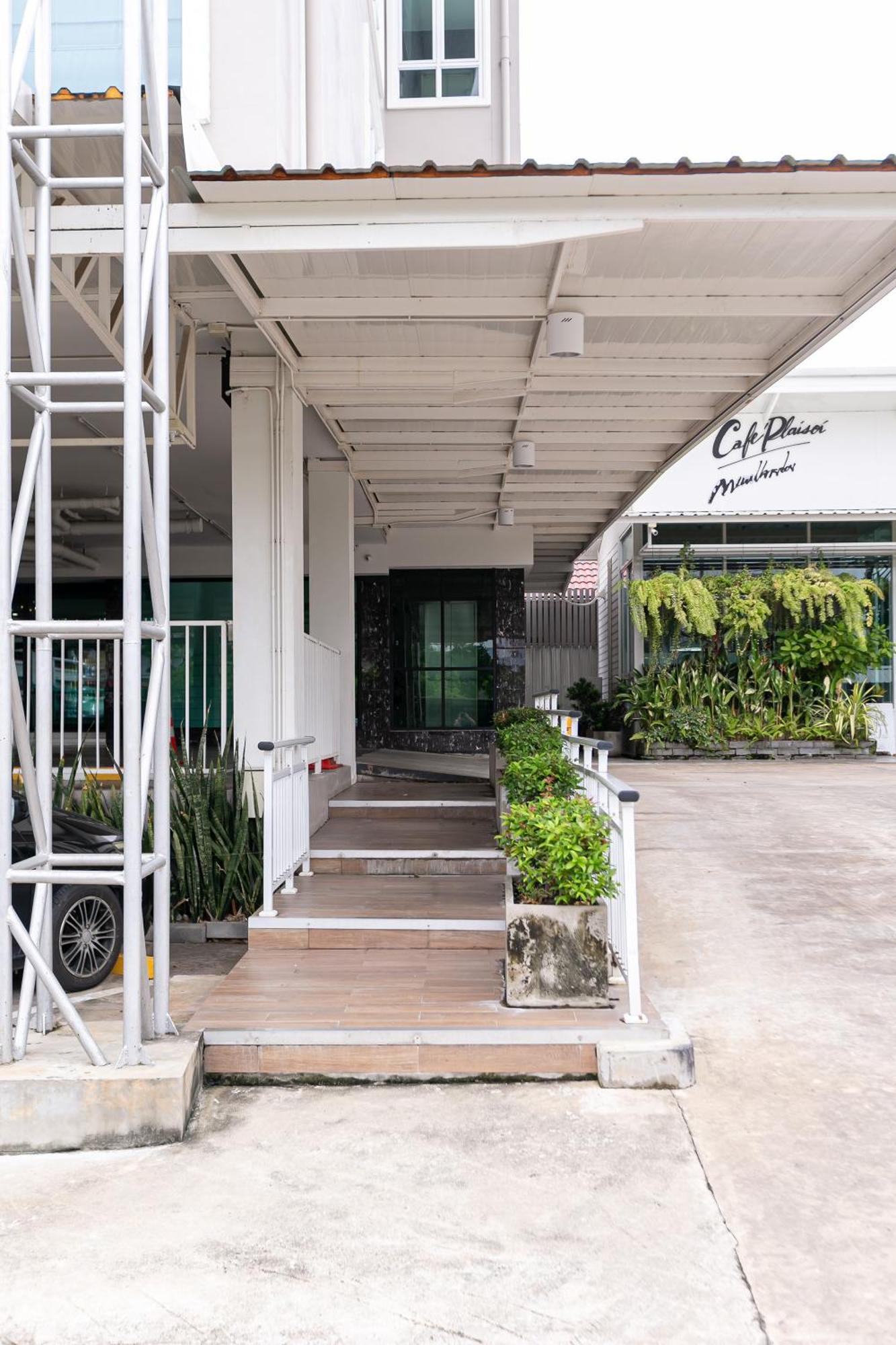 Ruan Plaisoi Apartment Bangkok Buitenkant foto