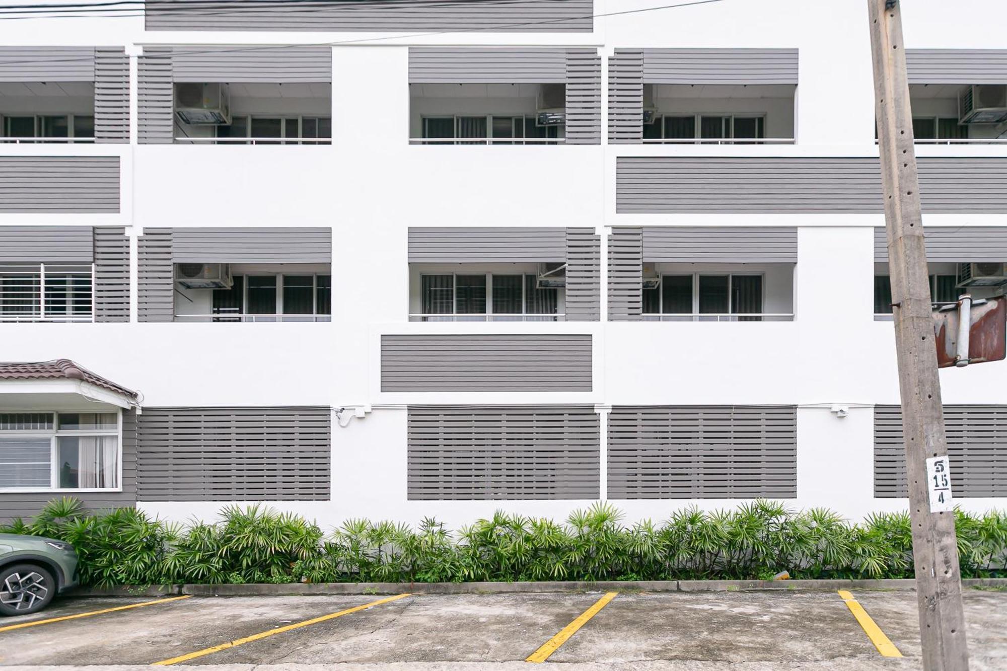 Ruan Plaisoi Apartment Bangkok Buitenkant foto